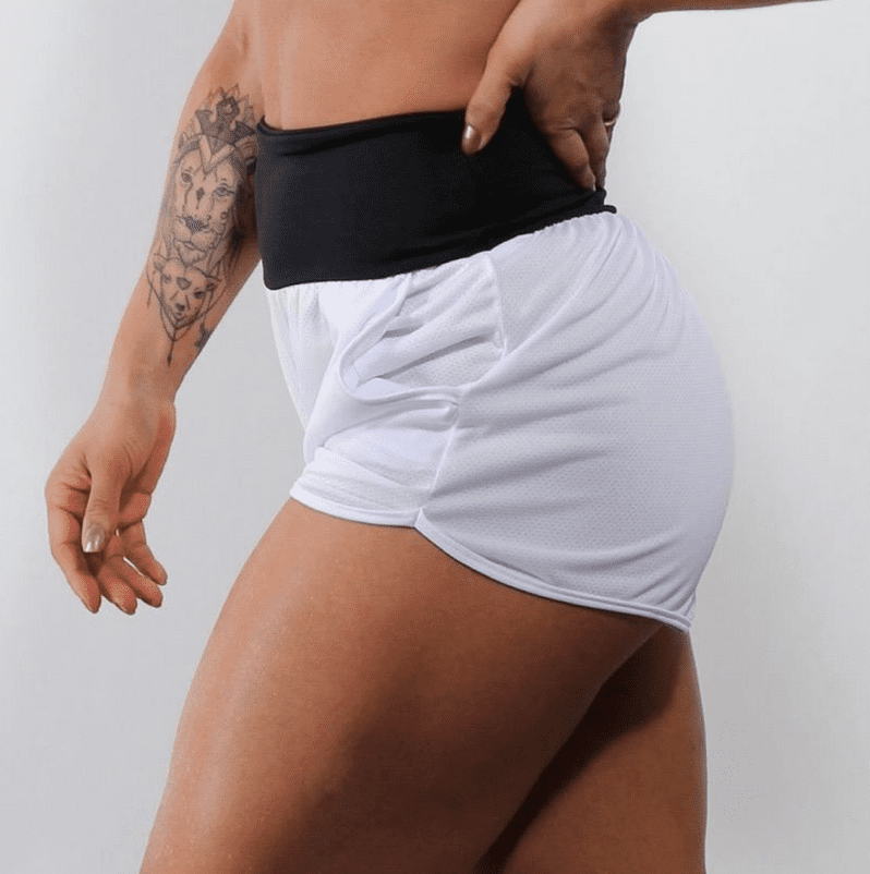 Shorts Branco com Bolsos e Cós Preto