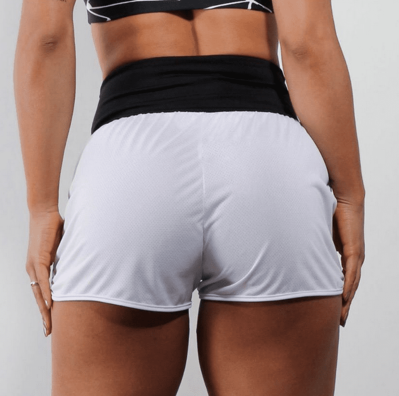 Shorts Branco com Bolsos e Cós Preto - Imagem 2