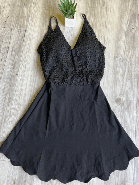 Vestido Curto com Laço Atrás